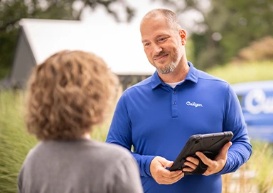 Culligan servicemedewerker geeft advies aan klant met tablet"