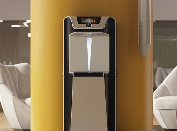 Moderne vrijstaande waterdispenser tegen gele muur