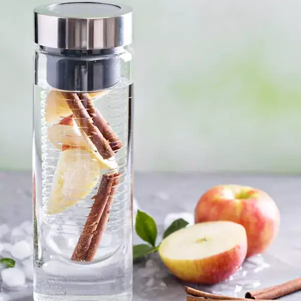 L'eau aromatisée à la pomme et à la cannelle